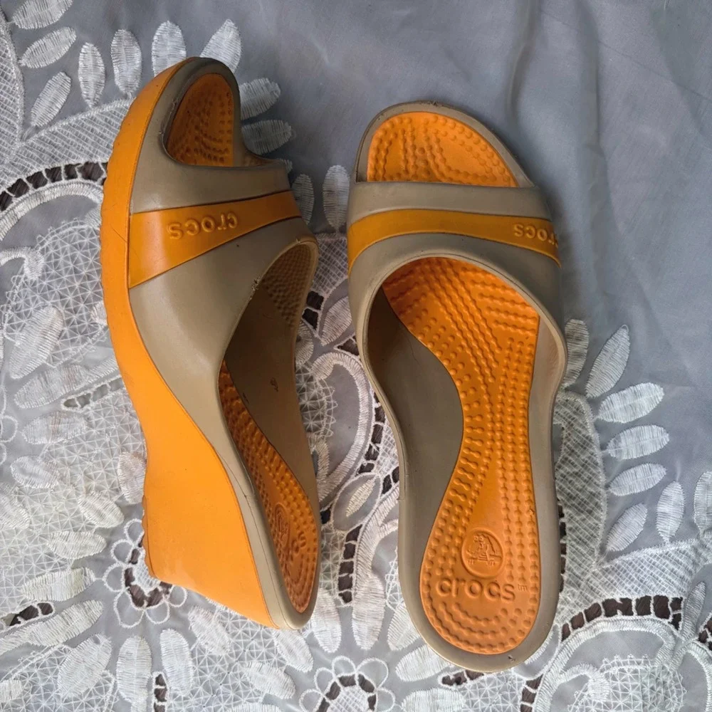 Y2K Crocs Wedge Sandals Womens 9 Orange Tan Slide Platform Shoes 1109